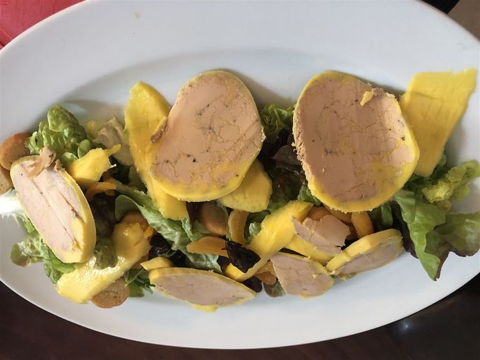 Salade de foie gras fruitée